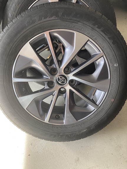 Toyota vanteet 225/65-17 Dunlop premium kesärenkailla