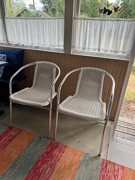 Valkoiset punotut teräsrunkoiset tuolit, 2 kpl