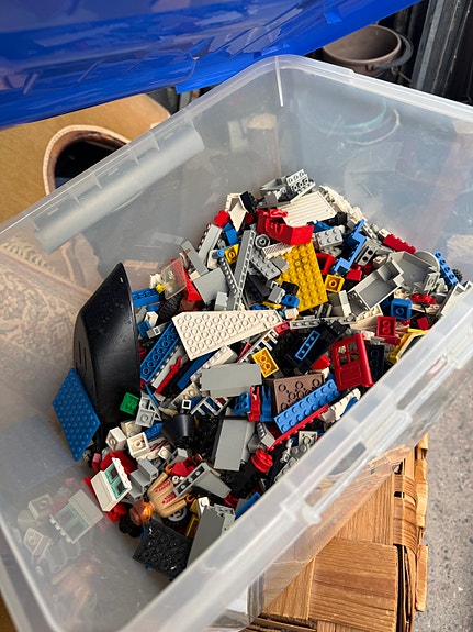 Myydään laatikollinen legoja!