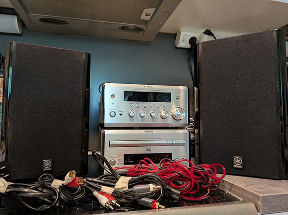 Yamaha stereosarja MCR-E810, vahvistimella, DVD-soittimella ja kaiuttimilla