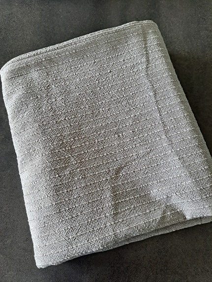 Harmaa pöytäliina 132x231 cm