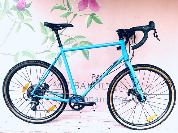 teräsrunkoinen Kona Rove DL gravel-pyörä koossa 58cm