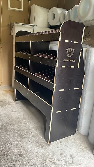 Vanerex puinen hyllykkö pakettiautoon