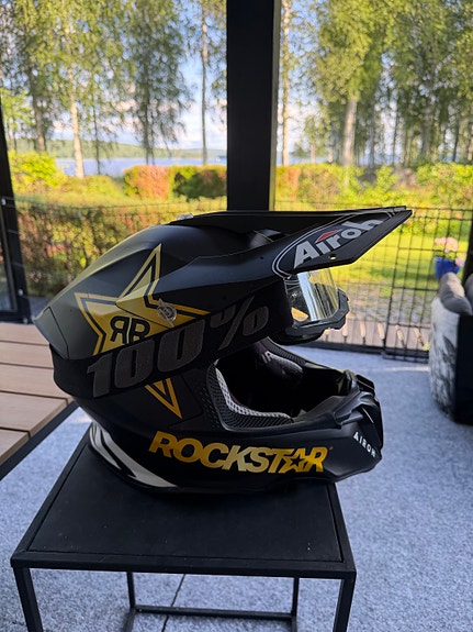 Airoh Rockstar motocross-kypärä musta