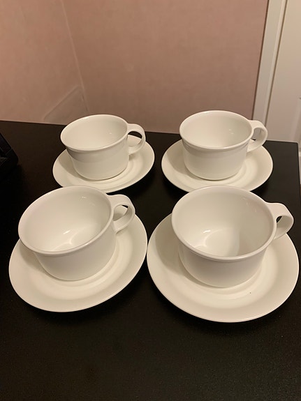 Tupperware valkoiset kahvikupit ja lautaset