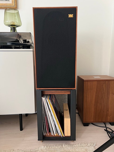 Wharfedale linton kaiuttimet + jalustat / pähkinä