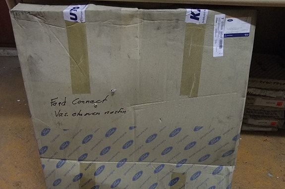 Ford connect vasemman oven nostin