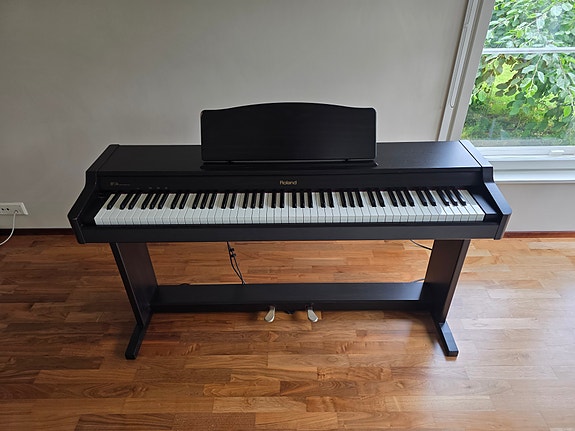 Roland HP-136 digitaalipiano osiksi tai korjattavaksi