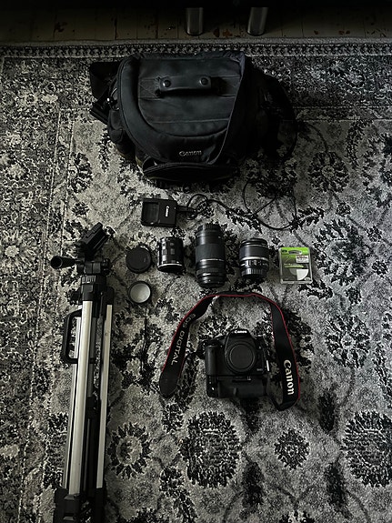 Canon 500D järjestelmäkamera ja EF ja EFS objektiivi. t