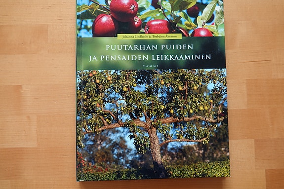 Puutarhan puiden ja pensaiden leikkaaminen