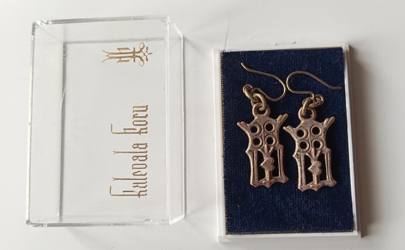 Kalevalan pronssiset Neitsyt Marian monogrammi -korvakorut