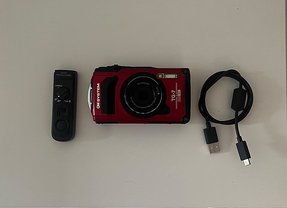 OM System TG-7 (punainen) + RM-WR2 kaukolaukaisin – vesitiivis 4K
