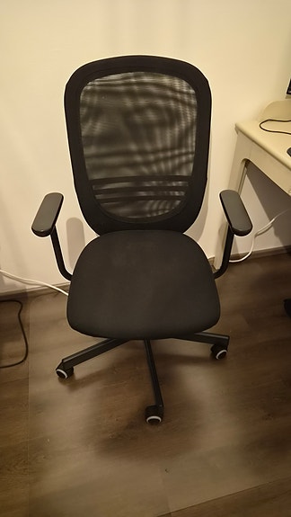 Musta toimistotuoli käsinojilla