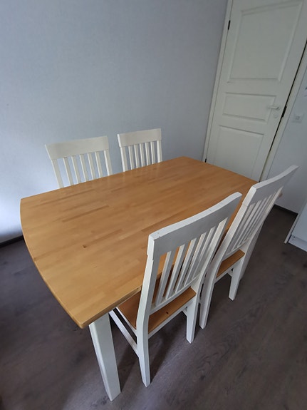 Neljän hengen ruokailuryhmä