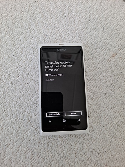 Nokia Lumia 800 älypuhelin 32 GB valkoinen akku 50%.
