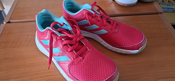 Adidas sisäpelikengät