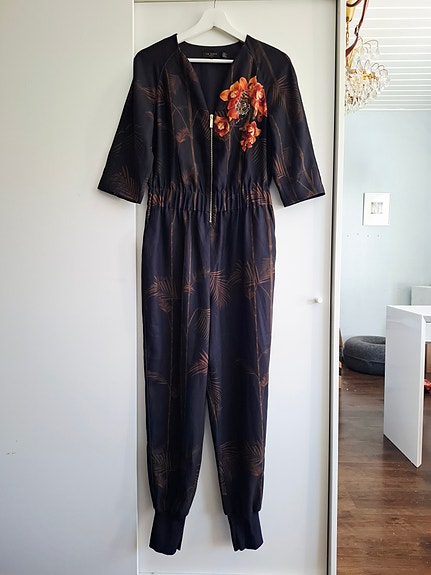 TED BAKER musta jumpsuit