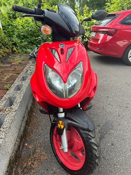 Keeway skootteri 50cc punamusta