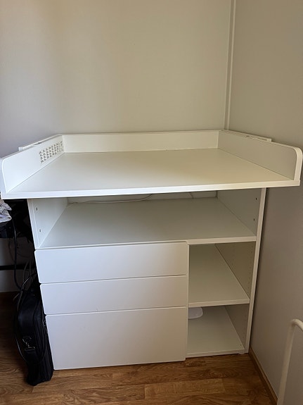 IKEA valkoinen hoitopöytä laatikoilla ja hyllyillä