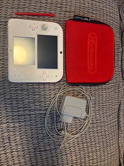 Nintendo 2DS käsikonsoli valkoinen/punainen