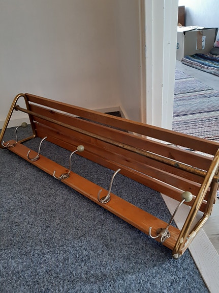 Vintage puinen naulakko hattuhyllyllä