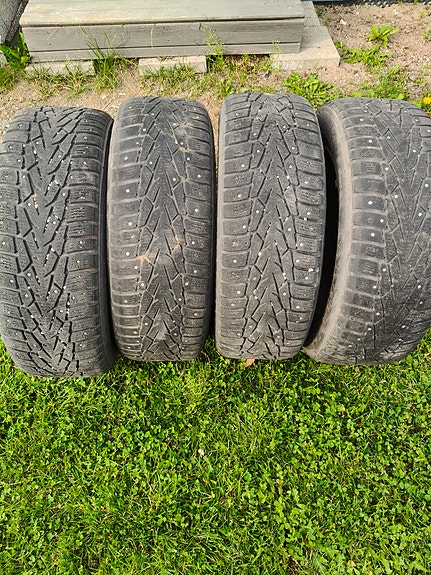 Nokian Hakkapeliitta nastarenkaat teräsvanteilla