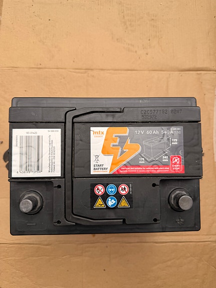 Auton akku esim Nissan Almera