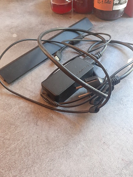 Lenovon Kannettavan tietokoneen laturi ja  akku