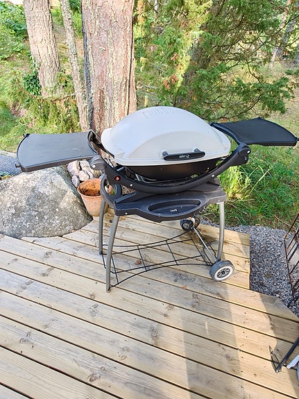 Weber Q200 kaasugrilli kärryllä
