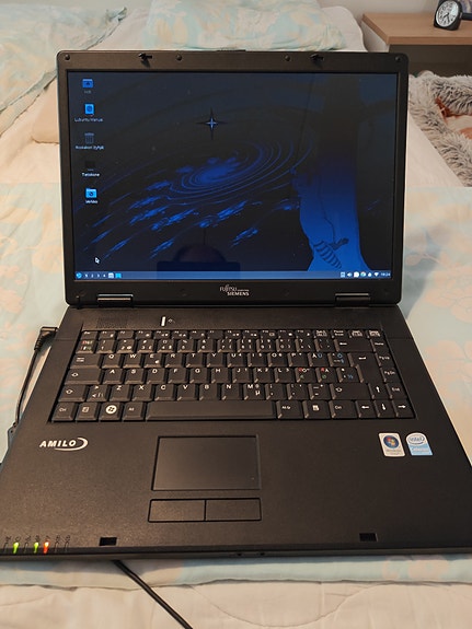 Fujitsu kannettava tietokone Intel Celeron.