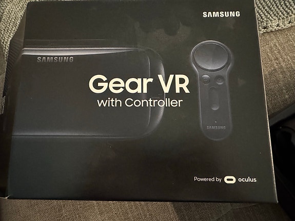 Samsung Gear VR virtuaalilasit ohjaimella