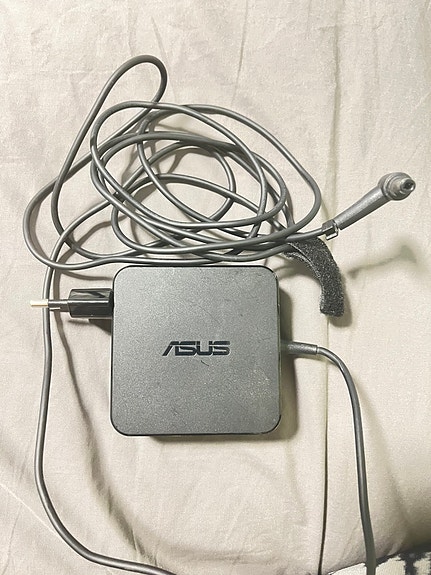 Alkuperäinen ASUS kannettavan laturi / virtalähde (19V, 3.42A, 65W)