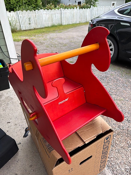 Moover puinen keinuhevonen punainen