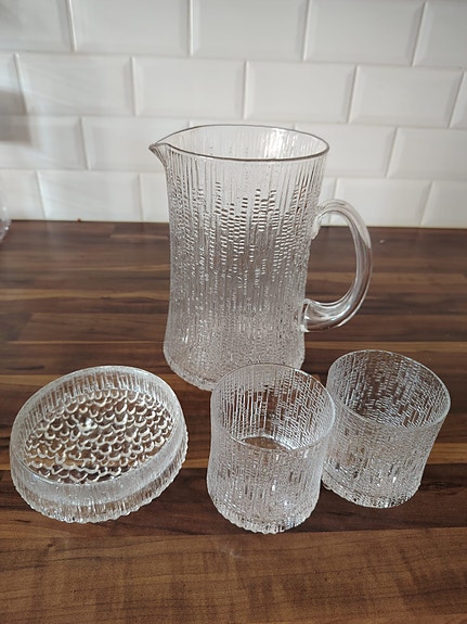 Iittala Ultima Thule -kaadin ja lasit