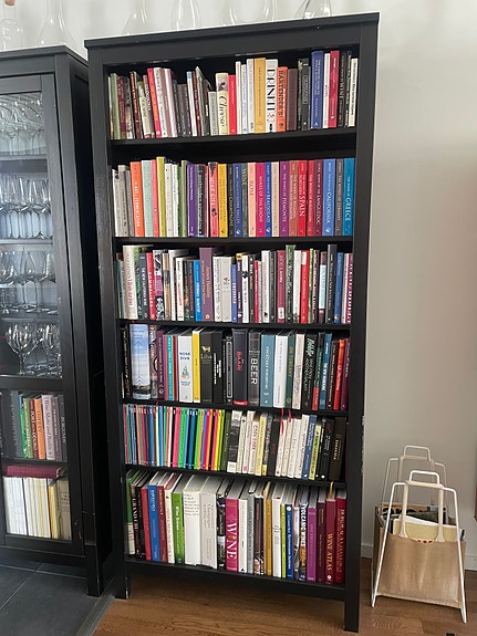 Ikea Hemnes -mustanruskea kirjahylly