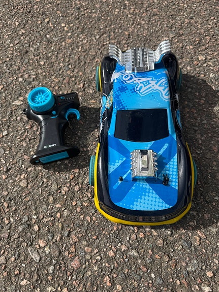 Radio-ohjattava auto
