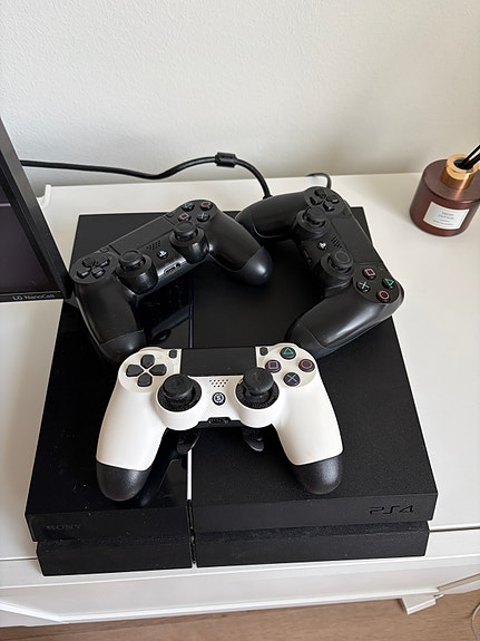 PlayStation 4 500gb, Scuf pro-ohjain, kaksi ps4 alkuperäistä ohjainta