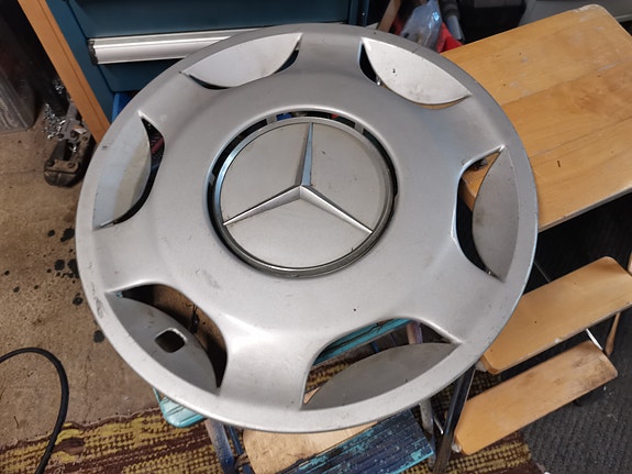 Mercedes pölykapseli w124