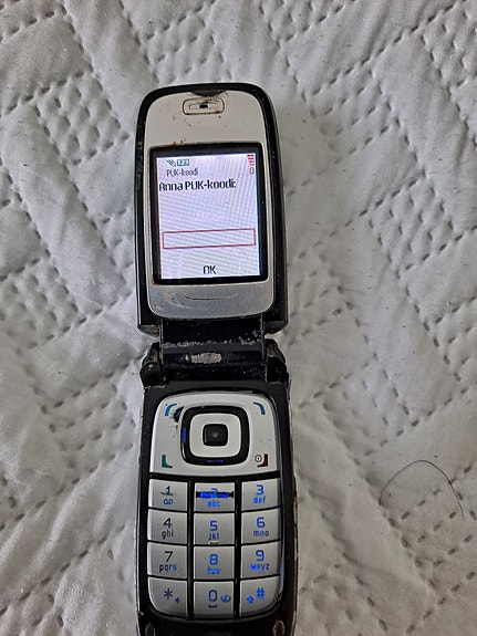Nokia 6101 RM-78 simpukkapuhelin 16 GB,ei kaunis mutta toimii hyvin.