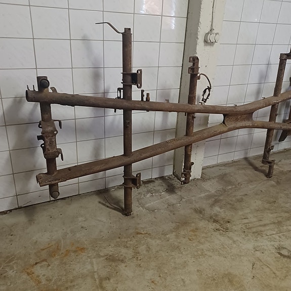 Auton runko / akselipalkki metallia