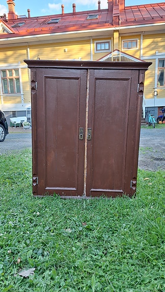 Komea talonpoikaiskaappi