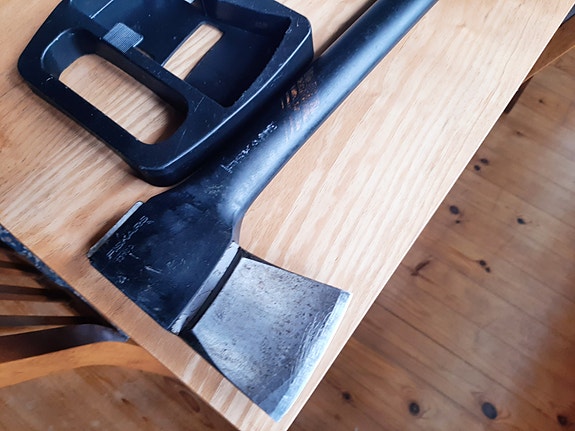 Fiskars halkaisukirves suojakotelolla