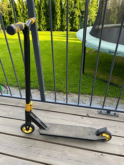 Vähän käytetty potkulauta musta/kulta