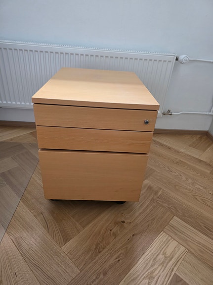 Vaalea pyörällinen laatikosto työpöydän alle