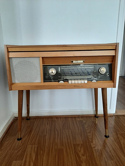 Vanha radio/levysoitin
