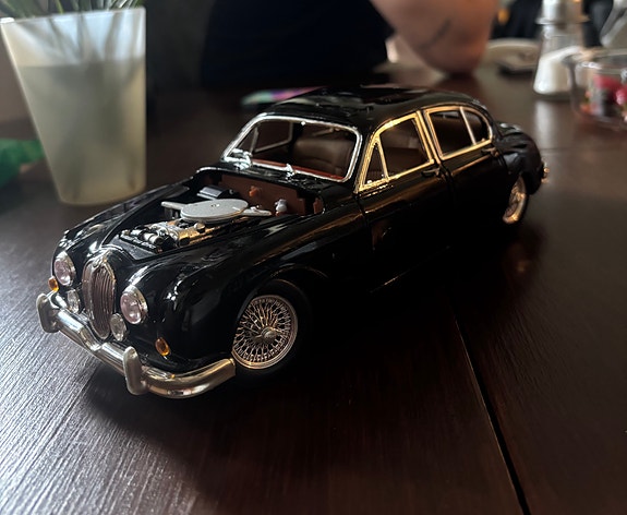 Jaguar Mark 2 pienoismalli musta