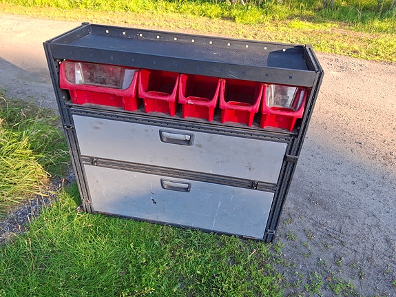 Pakettiauton hylly
