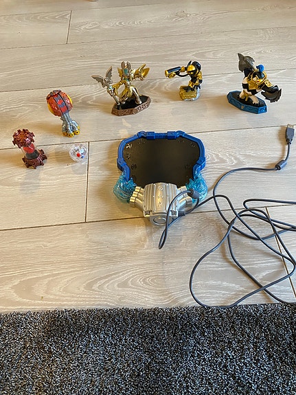 Skylanders hahmot ja portti