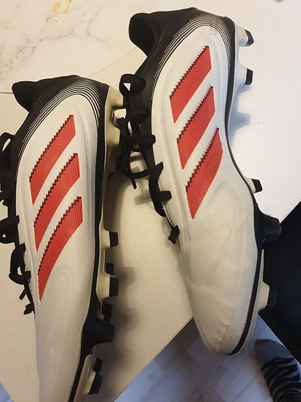 Adidas-nappikset, koko 42
