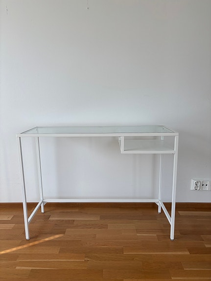IKEA VITTSJÖ tietokonepöytä